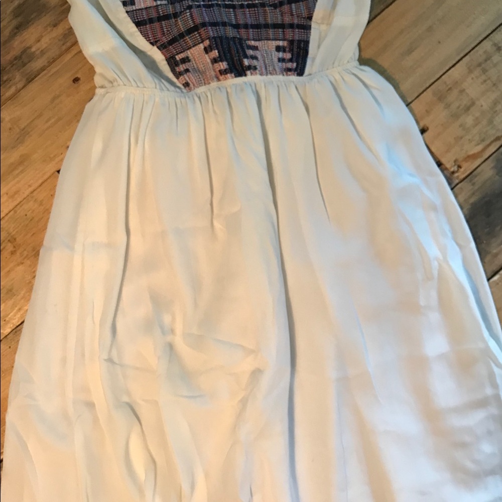 Strapless white dress with top embroidery